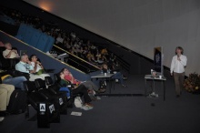 Palestra de Neil Maiden (City University, London, UK), realizada na cúpula do Planetário da Gávea. Fotógrafo Antônio Albuquerque. Acervo do Núcleo de Memória.