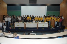 Encerramento com as homenagens a professores e funcionários, no Auditório do RDC. Fotógrafo Antônio Albuquerque. Acervo do Núcleo de Memória.