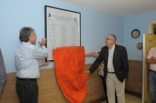 O Reitor Prof. Pe. Josafá S.J. descerra a placa no hall da Biblioteca Central ao lado do Vice-Reitor Acadêmico Prof. José Ricardo Bergmann. Fotógrafo Antônio Albuquerque. Acervo do Núcleo de Memória.