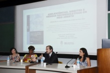 Mesa de abertura com a profa. Valéria Pereira Bastos (SER), Aline Souto Maior (Secretaria Municipal de Assistência Social e Direitos Humanos do Rio de Janeiro) e Rodrigo Azambuja (defensor público/RJ). Fotógrafo Antônio Albuquerque.