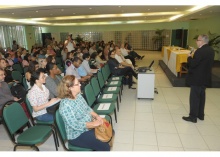 Palestra do Reitor, Prof. Pe. Josafá S.J., no Salão da Pastoral. Fotógrafo Antônio Albuquerque. Acervo Núcleo de Memória.