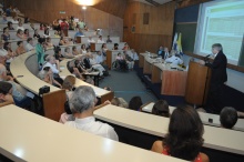 Apresentação do Vice-reitor Acadêmico Prof. José Ricardo Bergmann durante a Assembleia Universitária da PUC-Rio. Fotógrafo Antônio Albuquerque. Acervo do Núcleo de Memória.