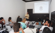 O Reitor Prof. Pe. Josafá Carlos de Siqueira S.J. durante aula inaugural do curso de Ciências Biológicas. Fotógrafo Bruno Pereti. Acervo do Projeto Comunicar.