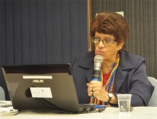 A Profa. Vera Candau durante a Aula Inaugural, realizada no Auditório Padre Anchieta. Fotógrafa Flávia Espíndola. Acervo do Projeto Comunicar.