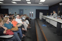 Apresentação do Prof. Gustavo Lins Ribeiro (UnB) no Auditório  Padre Anchieta. Fotógrafo Antônio Albuquerque. Acervo do Núcleo de Memória.