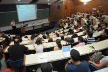 No auditório do RDC, apresentação do Prof. Carlos Vainer. Fotógrafo Antônio Albuquerque. Acervo do Núcleo de Memória.