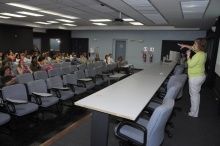 Aula Inaugural com a Profa. Claudia Fernandes. Fotógrafo Antônio Albuquerque. Acervo do Núcleo de Memória.