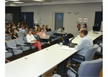 Palestra do Prof. Ozias Soares, no Auditório Padre Anchieta. Fotógrafo Antônio Albuquerque. Acervo Núcleo de Memória.