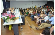 Mesa com palestrantes do evento realizado no Auditório Padre Anchieta. Fotógrafo Antônio Albuquerque. Acervo Núcleo de Memória.