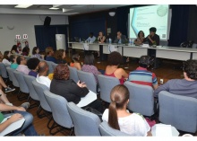 Mesa de abertura, com a presença do decano do CCS, Prof. Luiz Roberto Cunha, no auditório Padre Anchieta. Fotógrafo Antônio Albuquerque. Acervo Núcleo de Memória.