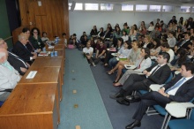 O advogado Sérgio Bermudês apresenta a Aula Magna, realizada no Auditório B6. Fotógrafo Antônio Albuquerque. Acervo do Núcleo de Memória.