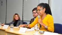 Mesa formada pela Profa. Bethânia Assy, o Prof. Francisco de Guimaraens e a diretora da AI, Jurema Werneck. Fotógrafo Matheus Aguiar. Acervo Comunicar.