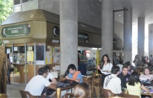 O Bar das Freiras, movimentado na hora do almoço. Fotógrafo Antônio Albuquerque. Acervo do Núcleo de Memória.