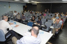 Palestrantes e plateia no Auditório Padre Anchieta. Fotógrafo Antônio Albuquerque. Acervo do Núcleo de Memória.