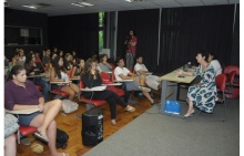 Palestra de Nívia Carvalho na sala K102. Fotógrafo Antônio Albuquerque. Acervo Núcleo de Memória.