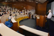 Palestra do Prof. Roberto Lent no auditório do RDC. Fotógrafo Antônio Albuquerque.