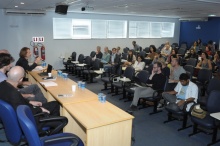 Palestra no Auditório B8. Fotógrafo Antônio Albuquerque. Acervo do Núcleo de Memória.