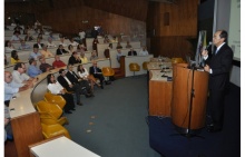 Palestra do Prof. Álvaro Prata, no Auditório do RDC. Fotógrafo Antônio Albuquerque. Acervo Núcleo de Memória.