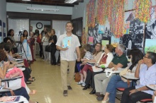 O Coordenador da Cátedra, Prof. Ricardo Oiticica, apresenta um dos livros em lançamento. Fotógrafo Antônio Albuquerque. Acervo do Núcleo de Memória.