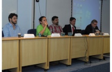 Mesa com os debatedores, no Auditório B8. Fotógrafo Antônio Albuquerque. Acervo Núcleo de Memória.