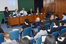 O prof. Strine é o segundo da esquerda para a direita. Evento realizado no auditório B6. Fotógrafo Antônio Albuquerque.