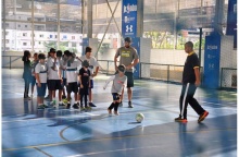 Alunos simulam o futebol para cegos. Fotógrafos Gabriel Molon. Acervo Comunicar.