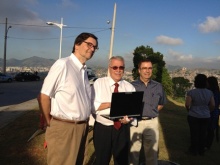 O Secretário Estadual de C&T, Alexandre Cardoso, e os coordenadores do projeto professores Flávio Hasselmann (Cetuc/PUC-Rio) e Pedro Coelho (UERJ). Fonte: divulgação.