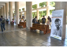 Exposição sobre Lélia Gonzalez nos pilotis do Edifício da Amizade. Fotógrafo Antônio Albuquerque. Acervo Núcleo de Memória.