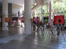 Exposição de fotografias nos pilotis da Ala Kennedy. Fotógrafo Antônio Albuquerque. Acervo do Núcleo de Memória.