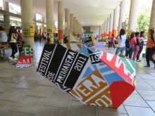 Intervenções nos pilotis durante a 11ª edição do Festival de Primavera da PUC-Rio. Fotógrafo Antônio Albuquerque. Acervo do Núcleo de Memória.