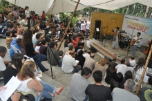 Apresentação na final do I Festival de Música da AFPUC. Fotógrafo Antônio Albuquerque. Acervo do Núcleo de Memória.