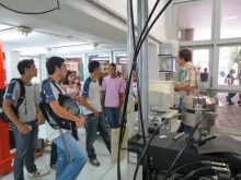 Alunos do ensino médio acompanham uma demonstração em laboratório. Fotógrafo Antônio Albuquerque. Acervo do Núcleo de Memória.