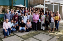 Grupo reunido logo depois da homenagem, com o prof. Paulo Cesar ao centro. Fotógrafo Antônio Albuquerque.