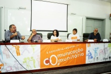 Mesa com o Prof. Miguel Pereira (PUC-Rio), o Prof. Augusto Sampaio (PUC-Rio), Gizele Martins (jornal O Cidadão), o Prof. Marcelo Ernandez (UERJ) e o Prof. Adair Rocha (PUC-Rio).  Fotógrafa Cynthia Salles. Acervo do Projeto Comunicar.