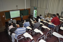 Aula com a Profa. Carla Göbel (FIS). Fotógrafo Antônio Albuquerque. Acervo do Núcleo de Memória.