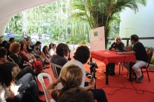 Na foto, o poeta Ferreira Gullar e o prof. Ricardo Oiticica. Fotógrafo Antonio Albuquerque. Acervo do Núcleo de Memória.