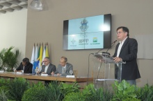 Discurso do Prof. Marcelo Gatass, Diretor do TecGraf. Na mesa o Reitor Prof. Pe. Josafá S.J., Elias Ramos de Souza (ANP) e José Miranda Formigli (Petrobras). Fotógrafo Antônio Albuquerque. Acervo do Núcleo de Memória.