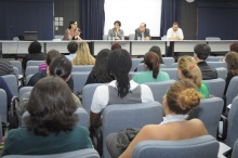 Na mesa do Auditório Padre Anchieta a profa. Gisele Cittadino, o deputado Jean Wyllys, o Prof. Luiz Roberto Cunha e o Prof. Paulo D´Ávila. Fotógrafo Antônio Albuquerque. Acervo do Núcleo de Memória.