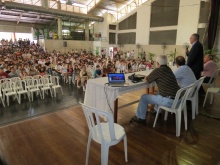 Palestra do Reitor Prof. Pe. Josafá S.J. no Ginásio Poliesportivo. Fotógrafo Antônio Albuquerque. Acervo do Núcleo de Memória.