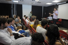 O Prof. Marcos Alvito durante a palestra. Fotógrafo Antônio Albuquerque. Acervo do Núcleo de Memória.