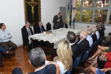 Na sala do Conselho Universitário, presentes o Vice-Reitor Administrativo Prof. Luiz Carlos Scavarda, o Prof. Walmir Coutinho, o Reitor Pe. Josafá S.J., o Decano do CTCH Hilton Koch e o Vice-Reitor Comunitário Prof. Augusto Sampaio. Fotógrafo Antônio Albuquerque.