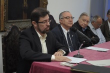 Mesa na sala do Conselho Universitário composta pelo Prof. Silva Mello, pelo Reitor Prof. Pe. Josafá Carlos de Siqueira S.J., pelo Prof. Pe. Ivern Simó S.J. e pelo Prof. Augusto Sampaio. Fotógrafo Antônio Albuquerque. Acervo do Núcleo de Memória.