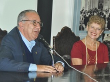 Ao lado da profa. Malvina Tuttman, o Reitor Prof. Pe. Josafá S.J. fala durante o evento. Acervo do Projeto Comunicar.