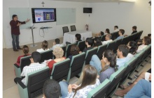 Palestra de abertura com o diretor do Instituto, Prof. Marcelo Gattass, no auditório Luiz de Castro Martins, 6º andar do Edifício Padre Laércio Dias de Moura. Fotógrafo Antônio Albuquerque. Acervo Núcleo de Memória.