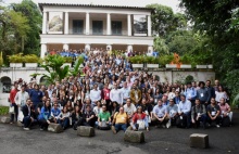 Foto oficial do evento, com equipe de organização e participantes, em frente ao Solar Grandjean de Montigny. Fotógrafo Antônio Albuquerque.