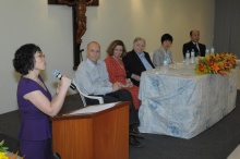 Abertura da Semana com a presença da consulesa da China no Rio de Janeiro, Chen Xiaoling, na mesa ao lado do Vice-Reitor Prof. Padre Francisco Ivern S.J. Fotógrafo Antônio Albuquerque. Acervo do Núcleo de Memória.