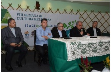 Fala do Cardeal Dom Orani, ao lado do Reitor Pe. Josafá S.J., no Salão da Pastoral. Fotógrafo Antônio Albuquerque. Acervo Núcleo de Memória.