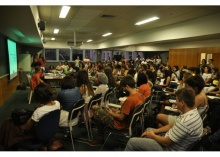 Mesa de abertura com o tema O Feminismo Hoje no Brasil, na sala F300. Fotógrafo Antônio Albuquerque. Acervo Núcleo de Memória.