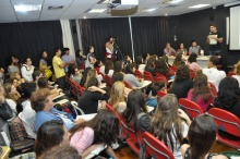 A participação de Zeca Camargo na Semana de Rádio e TV, na sala K102. Fotógrafo Antônio Albuquerque. Acervo do Núcleo de Memória.