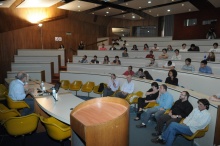 Apresentação do Prof. Rogério Ribeiro de Oliveira (GEO). Fotógrafo Antônio Albuquerque. Acervo do Núcleo de Memória.